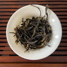 Load image into Gallery viewer, 2021 Winter FengHuang DanCong &quot;Xue Pian - Ya Shi Xiang&quot; (Snowflake - Duck Poop Fragrance) A++++ Grade Oolong, Medium-Roasted, Loose Leaf Tea, Chaozhou