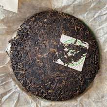 Load image into Gallery viewer, 2004 LiMing "Nan Nuo Shan - Gu Qiao Mu" (Nannuo Mountain - Ancient Arbor Tree) Cake 357g Puerh Raw Tea Sheng Cha