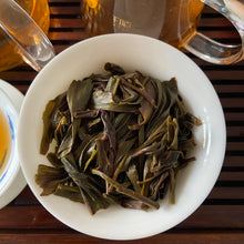 Load image into Gallery viewer, 2021 Winter FengHuang DanCong &quot;Xue Pian - Ya Shi Xiang&quot; (Snowflake - Duck Poop Fragrance) A++++ Grade Oolong, Medium-Roasted, Loose Leaf Tea, Chaozhou