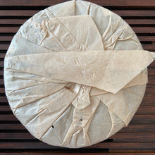 將圖片載入圖庫檢視器 2005 NanQiao "Qiao Mu Ye Sheng - Yin Zhen Gong Bing" (Wild Arbor - Silver Needle Tribute Cake) 250g Puerh Raw Tea Sheng Cha, Meng Hai