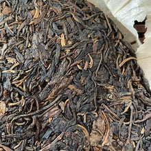 Load image into Gallery viewer, 2005 ChangTai &quot;Chang Tai Hao - Yun Nan Thi Tsi Bing Cha&quot; (Changtaihao - Yunnan Thitsi Beeng Tea) Cake 400g Puerh Raw Tea Sheng Cha