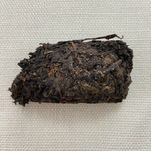 Charger l'image dans la galerie, 2012, 2016, 2017 JingWei Fu Tea "Shou Zhu Fu Zhuan Cha" (Handmade Fu Brick) 1000g Dark Tea, Fu Cha, ShaanXi