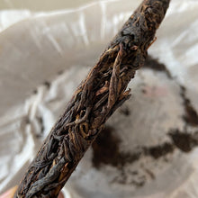 Load image into Gallery viewer, 2010 ChangTai "Wei Rong Hao - Qing Chun He” (Harmony Spring) Cake 400g Puerh Raw Tea Sheng Cha