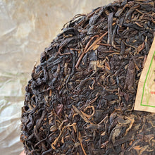 Load image into Gallery viewer, 2005 LaoTongZhi “Meng Hai Qiao Mu” (Menghai Arbor) Cake 357g Puerh Sheng Cha Raw Tea