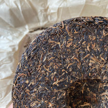 將圖片載入圖庫檢視器 2005 NanQiao "Qiao Mu Ye Sheng - Yin Zhen Gong Bing" (Wild Arbor - Silver Needle Tribute Cake) 250g Puerh Raw Tea Sheng Cha, Meng Hai