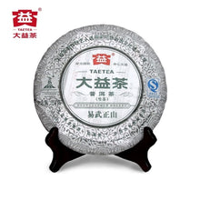 Laden Sie das Bild in den Galerie-Viewer, 2010 DaYi &quot;Yi Wu Zheng Shan&quot; (Yiwu Mountain) Cake 357g Puerh Sheng Cha Raw Tea