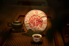 Carica l&#39;immagine nel visualizzatore di Gallery, 2024 DaYi &quot;Da Yi Hong Yun&quot; (TAE Red Charm) 357g Cake Puerh Shou Cha Ripe Tea