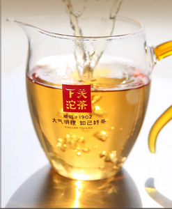 Tea being poured into a glass teapot with text describing the tea's flavor and aroma.