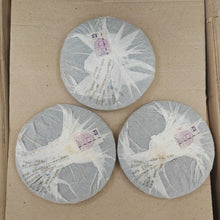 Load image into Gallery viewer, 2007 DaYi &quot;Chen Yun Qing Bing&quot;  (Aged Flavor Green Cake ) Cake 357g Puerh Sheng Cha Raw Tea