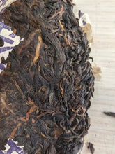 Load image into Gallery viewer, 1999 CNNP Puerh 99 - Gui Lan Yin (99 - Ghost Blue Mark) Cake 357g Puerh Sheng Ch - photo 5