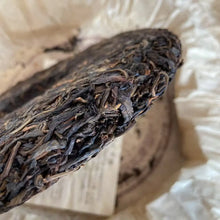 Carica l'immagine nel visualizzatore di Gallery, 1999 LongYuanHao Yi Wu Gu Cha - Ye Sheng Cha (Yiwu Old Tree - Wild Tea) Cake 400 - photo 10