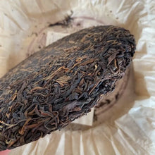 Carica l'immagine nel visualizzatore di Gallery, 1999 LongYuanHao Yi Wu Gu Cha - Ye Sheng Cha (Yiwu Old Tree - Wild Tea) Cake 400 - photo 11