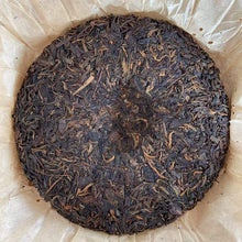 Carica l'immagine nel visualizzatore di Gallery, 1999 LongYuanHao Yi Wu Gu Cha - Ye Sheng Cha (Yiwu Old Tree - Wild Tea) Cake 400 - photo 4