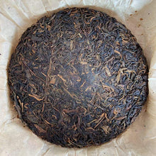 Carica l'immagine nel visualizzatore di Gallery, 1999 LongYuanHao Yi Wu Gu Cha - Ye Sheng Cha (Yiwu Old Tree - Wild Tea) Cake 400 - photo 5