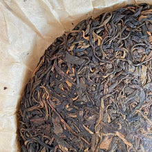 Carica l'immagine nel visualizzatore di Gallery, 1999 LongYuanHao Yi Wu Gu Cha - Ye Sheng Cha (Yiwu Old Tree - Wild Tea) Cake 400 - photo 6