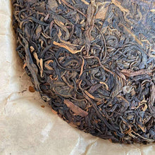 Carica l'immagine nel visualizzatore di Gallery, 1999 LongYuanHao Yi Wu Gu Cha - Ye Sheng Cha (Yiwu Old Tree - Wild Tea) Cake 400 - photo 7