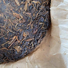 Carica l'immagine nel visualizzatore di Gallery, 1999 LongYuanHao Yi Wu Gu Cha - Ye Sheng Cha (Yiwu Old Tree - Wild Tea) Cake 400 - photo 8