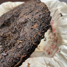 Load image into Gallery viewer, 2002 CNNP Puerh 7572 - Lv Yin (Green Mark) Cake 357g Puerh Shou Cha Ripe Tea - photo 10