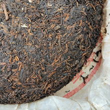Load image into Gallery viewer, 2002 CNNP Puerh 7572 - Lv Yin (Green Mark) Cake 357g Puerh Shou Cha Ripe Tea - photo 8