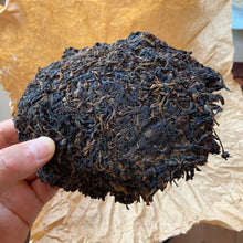 Load image into Gallery viewer, 2003 ChangTai - YuanNian Hong Tai Chang - Yuan Nian (Yiwu Tea) Cake 380g Puerh R - photo 4