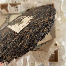 Load image into Gallery viewer, 2003 LiuDaChaShan Yi Bang - Ye Sheng Cha (Yibang Mountain - Wild Tea ) Cake 357g - photo 10