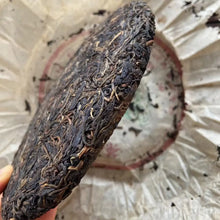 Load image into Gallery viewer, 2003 YongPinHao Yi Wu - Ye Sheng (Yiwu Mountain - Wild Tea) Cake 400g, Puerh She - photo 9