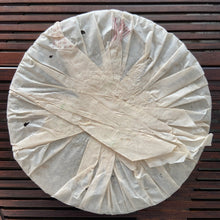 Load image into Gallery viewer, 2004 ChangTai Ban Na Yun Wu Yuan Cha (Banna Cloudy Foggy Wild Tea) Cake 400g Pue - photo 2