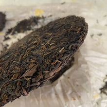 Laden Sie das Bild in den Galerie-Viewer, 2004 ChangTai Cha Pin Tian Xia - Jing Mai (Jingmai Wild Tea) Cake 400g Puerh Raw - photo 5