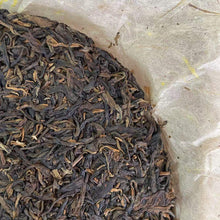 Laden Sie das Bild in den Galerie-Viewer, 2004 ChangTai Cha Pin Tian Xia - Jing Mai (Jingmai Wild Tea) Cake 400g Puerh Raw - photo 6