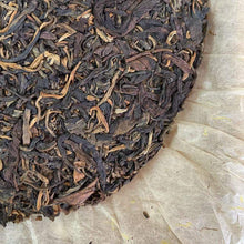 Laden Sie das Bild in den Galerie-Viewer, 2004 ChangTai Cha Pin Tian Xia - Jing Mai (Jingmai Wild Tea) Cake 400g Puerh Raw - photo 7