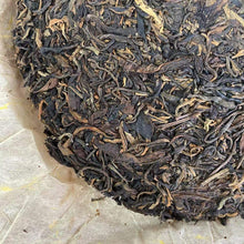 Laden Sie das Bild in den Galerie-Viewer, 2004 ChangTai Cha Pin Tian Xia - Jing Mai (Jingmai Wild Tea) Cake 400g Puerh Raw - photo 8