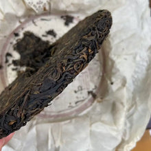 Load image into Gallery viewer, 2004 ChangTai "Chen Hong Chang - Yi Wu - Yi Bang Ji Pin" (Yiwu - Premium Yibang) Cake 400g Puerh Raw Tea Sheng Cha