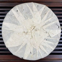 Load image into Gallery viewer, 2004 ChangTai "Chen Hong Chang - Yi Wu - Yi Bang Ji Pin" (Yiwu - Premium Yibang) Cake 400g Puerh Raw Tea Sheng Cha