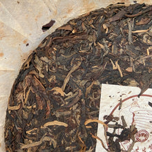 Load image into Gallery viewer, 2004 ChunMing Bu Lang - Qiao Mu Sheng Tai (Bulang - Arbor Organic) Cake 357g Pue - photo 5