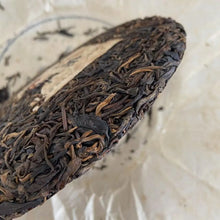 Load image into Gallery viewer, 2004 KingTeaMall Ma Hei - Qiao Mu Gu Shu - Yi Wu (Mahei - Old Arbor Tree - Yiwu) - photo 5