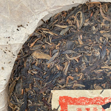 Laden Sie das Bild in den Galerie-Viewer, 2004 LaoTongZhi Gao Shan Cha Bing (High Mountain Tea Cake) 400g Puerh Sheng Cha  - photo 4