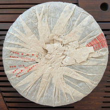 Laden Sie das Bild in den Galerie-Viewer, 2004 LaoTongZhi Gao Shan Cha Bing (High Mountain Tea Cake) 400g Puerh Sheng Cha  - photo 8