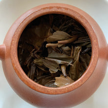 Laden Sie das Bild in den Galerie-Viewer, 2004 LaoTongZhi Gao Shan Cha Bing (High Mountain Tea Cake) 400g Puerh Sheng Cha  - photo 9