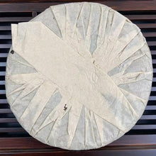 Load image into Gallery viewer, 2004 LiMing Ban Zhang - Gu Qiao Mu (Banzhang - Ancient Arbor Tree) Cake 357g Pue - photo 2