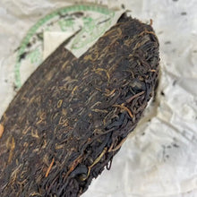 Laden Sie das Bild in den Galerie-Viewer, 2004 LiMing "Jing Mai Gu Shu" (Jingmai - Ancient / Old Tree) Cake 357g Puerh Raw Tea Sheng Cha
