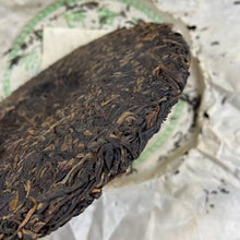 Laden Sie das Bild in den Galerie-Viewer, 2004 LiMing "Jing Mai Gu Shu" (Jingmai - Ancient / Old Tree) Cake 357g Puerh Raw Tea Sheng Cha