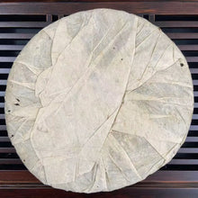 Laden Sie das Bild in den Galerie-Viewer, 2004 LiMing "Jing Mai Gu Shu" (Jingmai - Ancient / Old Tree) Cake 357g Puerh Raw Tea Sheng Cha