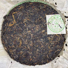 Laden Sie das Bild in den Galerie-Viewer, 2004 LiMing "Jing Mai Gu Shu" (Jingmai - Ancient / Old Tree) Cake 357g Puerh Raw Tea Sheng Cha