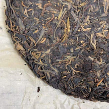 Laden Sie das Bild in den Galerie-Viewer, 2004 LiMing "Jing Mai Gu Shu" (Jingmai - Ancient / Old Tree) Cake 357g Puerh Raw Tea Sheng Cha