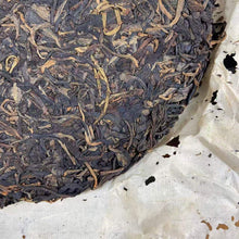 Laden Sie das Bild in den Galerie-Viewer, 2004 LiMing "Jing Mai Gu Shu" (Jingmai - Ancient / Old Tree) Cake 357g Puerh Raw Tea Sheng Cha