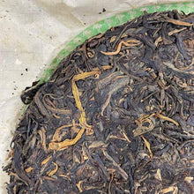 Laden Sie das Bild in den Galerie-Viewer, 2004 LiMing "Jing Mai Gu Shu" (Jingmai - Ancient / Old Tree) Cake 357g Puerh Raw Tea Sheng Cha