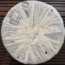 Load image into Gallery viewer, 2005 ChangTai Chen Hong Chang - Yi Wu - Ji Pin (Yiwu - Premium) Cake 400g Puerh  - photo 13