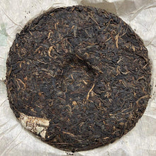 Load image into Gallery viewer, 2005 ChangTai Chen Hong Chang - Yi Wu - Ji Pin (Yiwu - Premium) Cake 400g Puerh  - photo 3