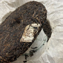 Load image into Gallery viewer, 2005 ChangTai Chen Hong Chang - Yi Wu - Ji Pin (Yiwu - Premium) Cake 400g Puerh  - photo 5