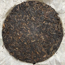 Load image into Gallery viewer, 2005 ChangTai Chen Hong Chang - Yi Wu - Ji Pin (Yiwu - Premium) Cake 400g Puerh  - photo 6